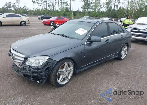 2010 Mercedes-Benz C 300 Luxury/Sport z USA, uszkodzony, nr VIN WDDGF5EB1AF413487